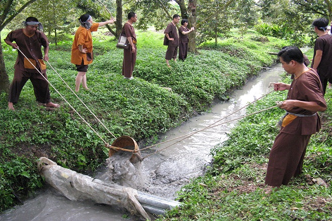 tát mương bắt cá