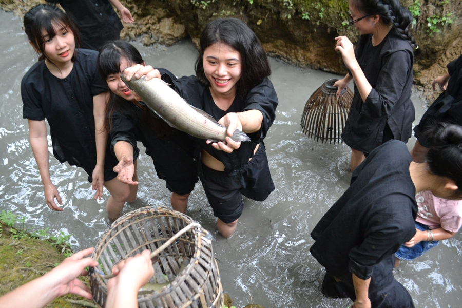 tát mương bắt cá