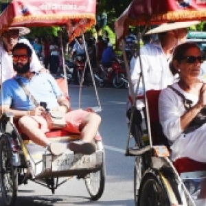 tourists-viet.jpg